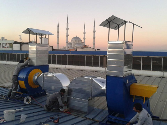 Konya bina üstü havalandırma kanalları ve emiş fanı montajı.