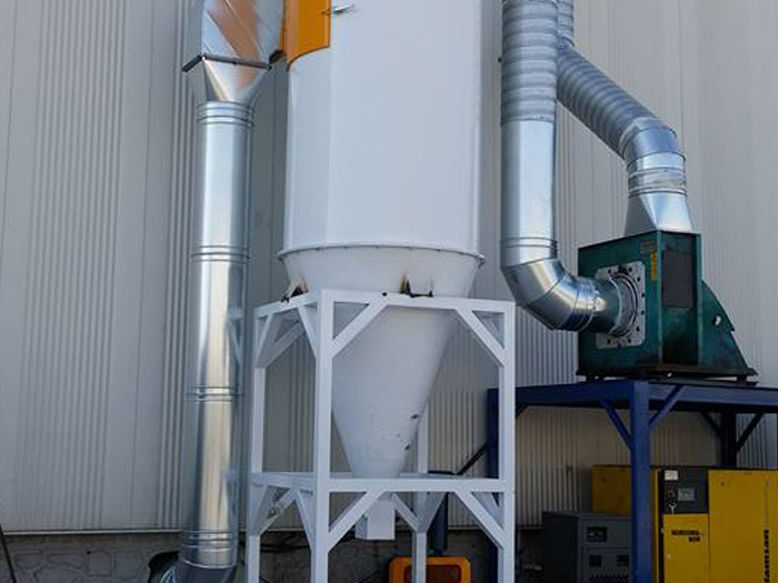 Endüstriyel toz toplama ünitesi ve siklon filtreleme sistemi kurulumu.