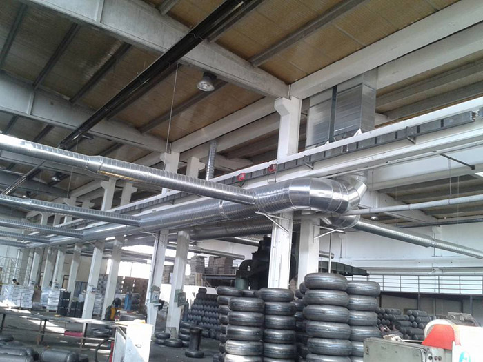 Fabrika içi havalandırma kanalları ve izolasyonlu hava emiş sistemleri.