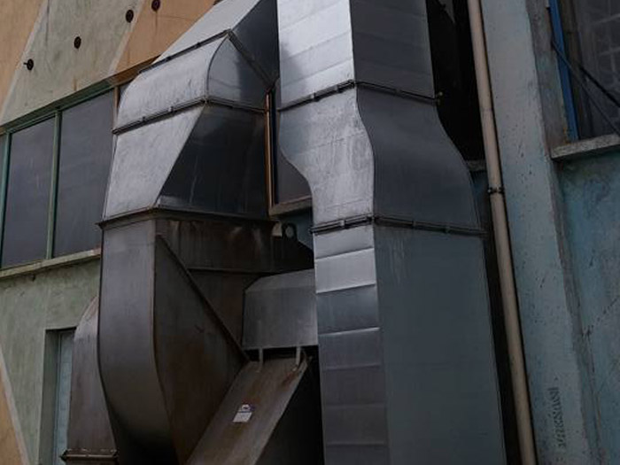 Bina dış cephe havalandırma kanalı ve duman tahliye bacası uygulaması.