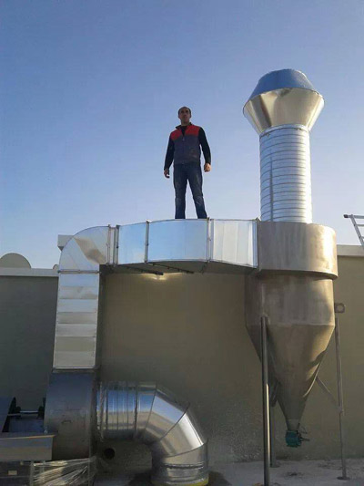 Toz toplama siklon filtre montajı ve endüstriyel baca kurulumu.