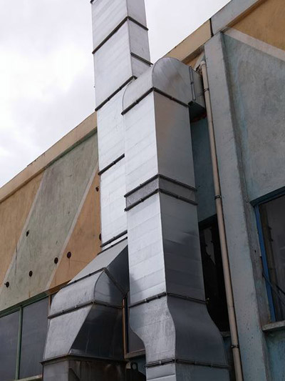 Dış cephe prizmatik havalandırma kanalı ve sac boru montajı.